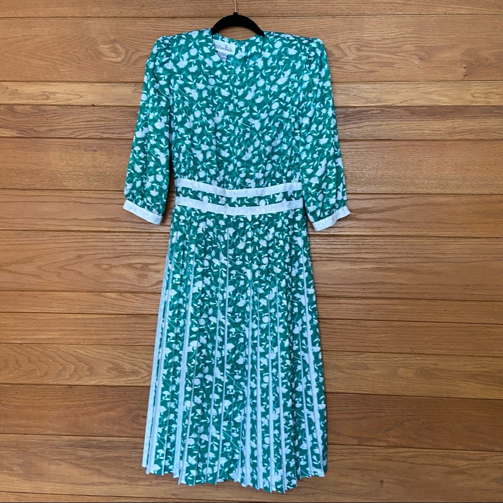 Vintage green and white floral pleated 80s Petites for Maggy dress